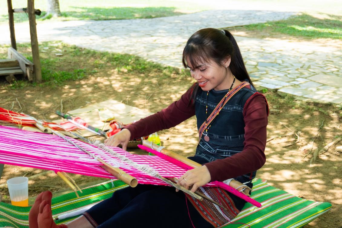 Vệt nắng thổ cẩm trên khung cửi của người Ba Na bên hồ Đồng Mô, Hà Nội